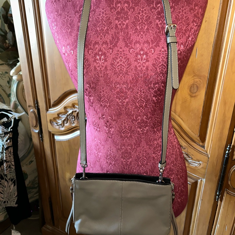 DKNY Gray Leather crossbody w/ Zipper detail 😊